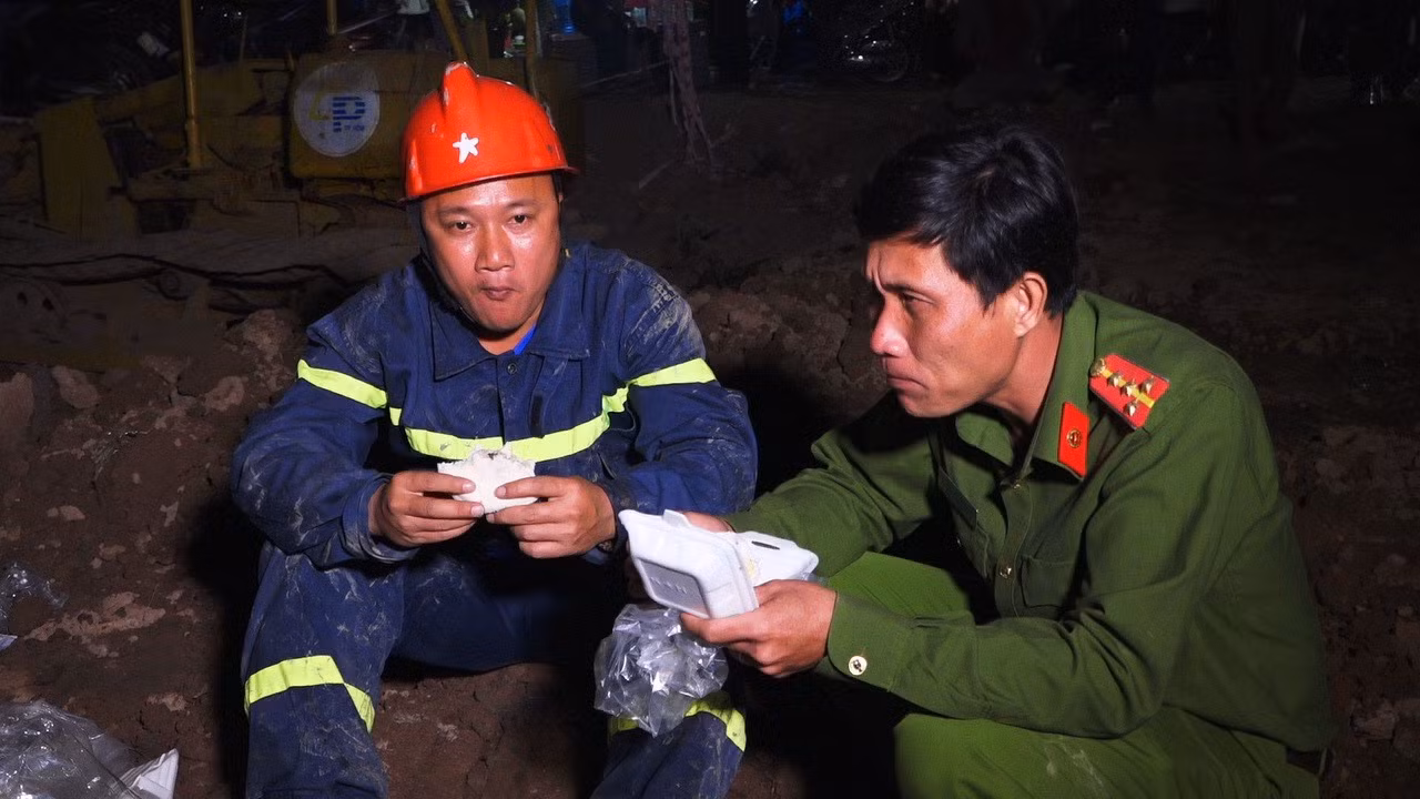 Toàn cảnh hơn 68h giải cứu bé trai bị lọt vào lòng cọc bê tông tại công trình cầu Rọc Sen ở Đồng Tháp -0
