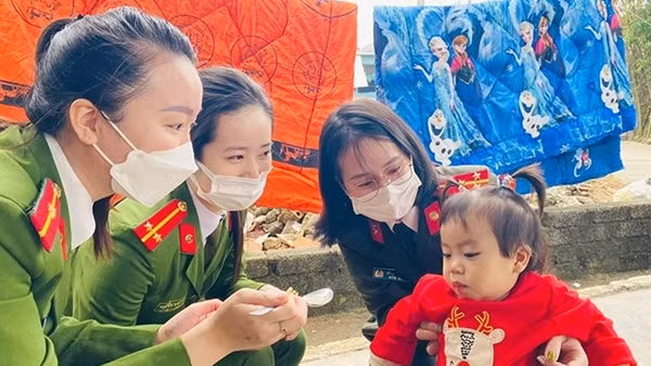 Phụ nữ Công an tỉnh Hà Tĩnh nhân lên tấm lòng nhân ái
