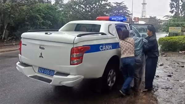 CSGT dùng xe chuyên dụng kịp đưa người đàn ông bị đột quỵ đến bệnh viện