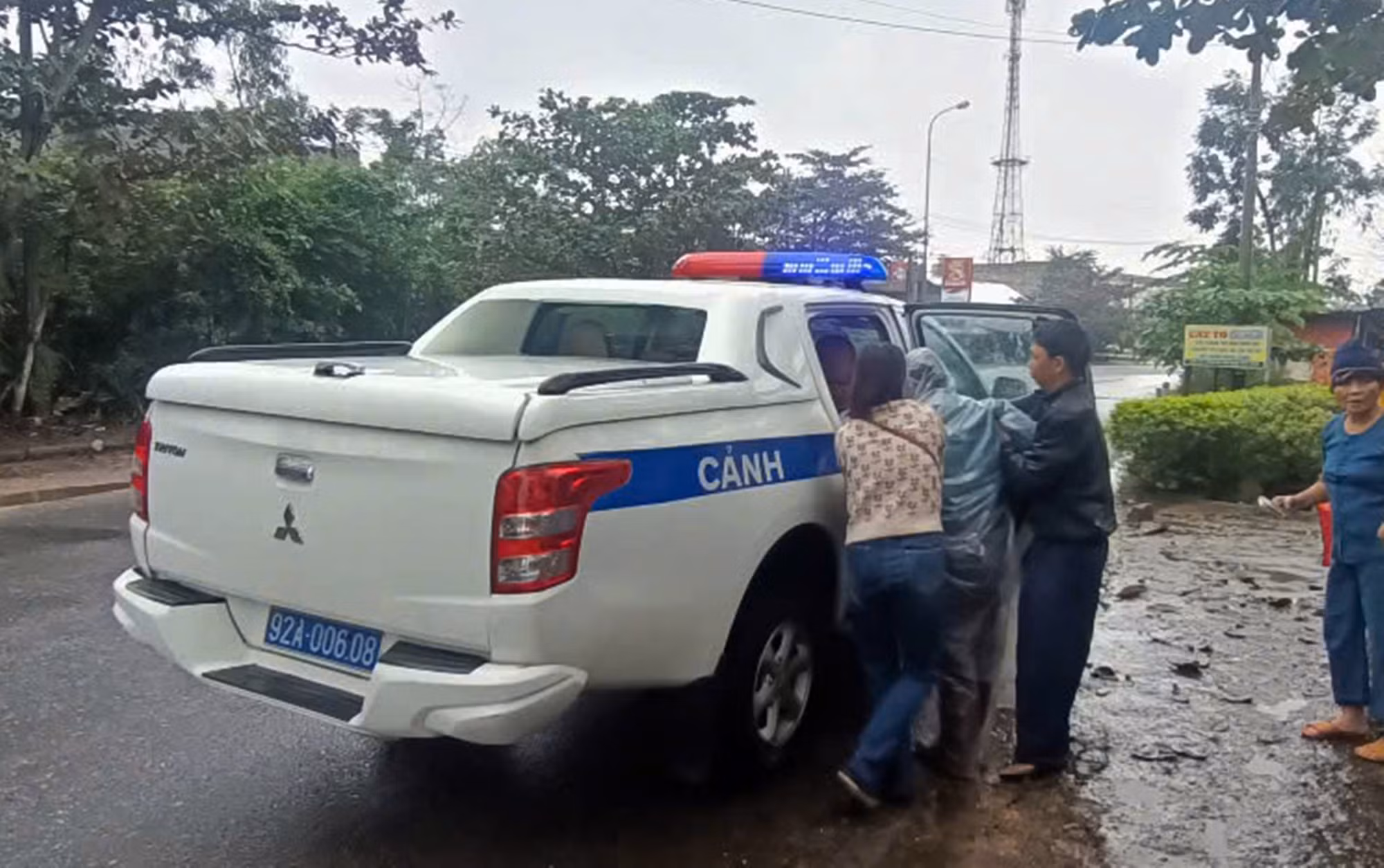 CSGT dùng xe chuyên dụng đưa người đàn ông bị đột quỵ đến bệnh viện kịp thời -0