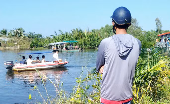Sà lan va chạm ghe tam bản khiến 1 người tử vong -0
