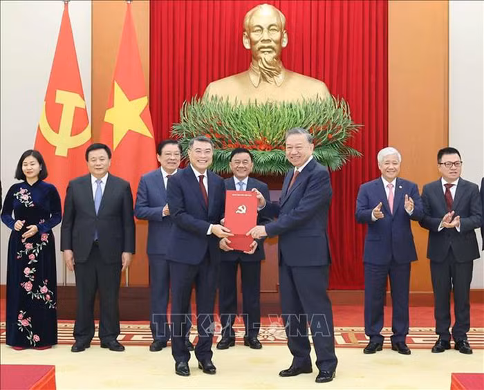 Tổng Bí thư Tô Lâm trao Quyết định về chức năng, nhiệm vụ của 13 cơ quan ban Đảng, đơn vị ở Trung ương -0