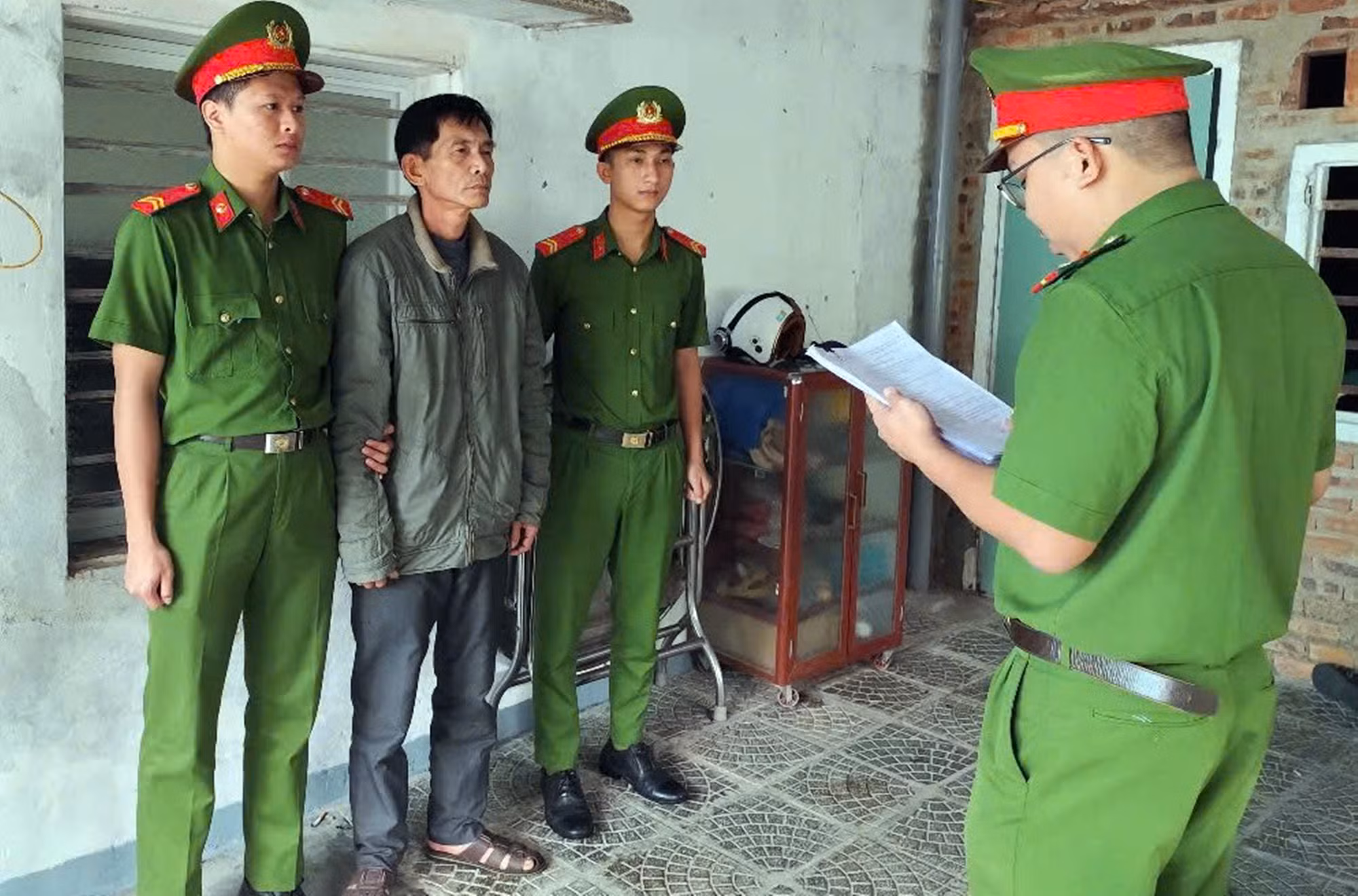 Làm giả giấy tờ ôtô và nhà đất để lừa đảo, chiếm đoạt 850 triệu đồng -0