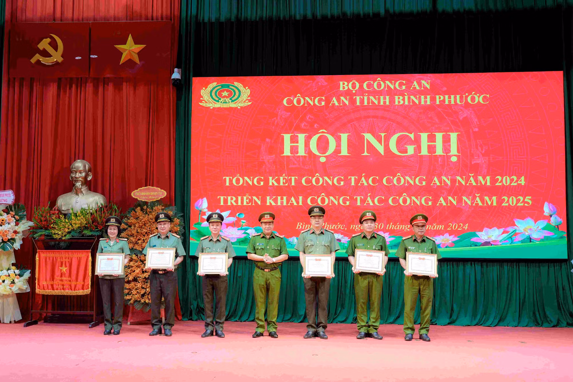 Công an Bình Phước được Chính phủ tặng Cờ thi đua 2 năm liền -0