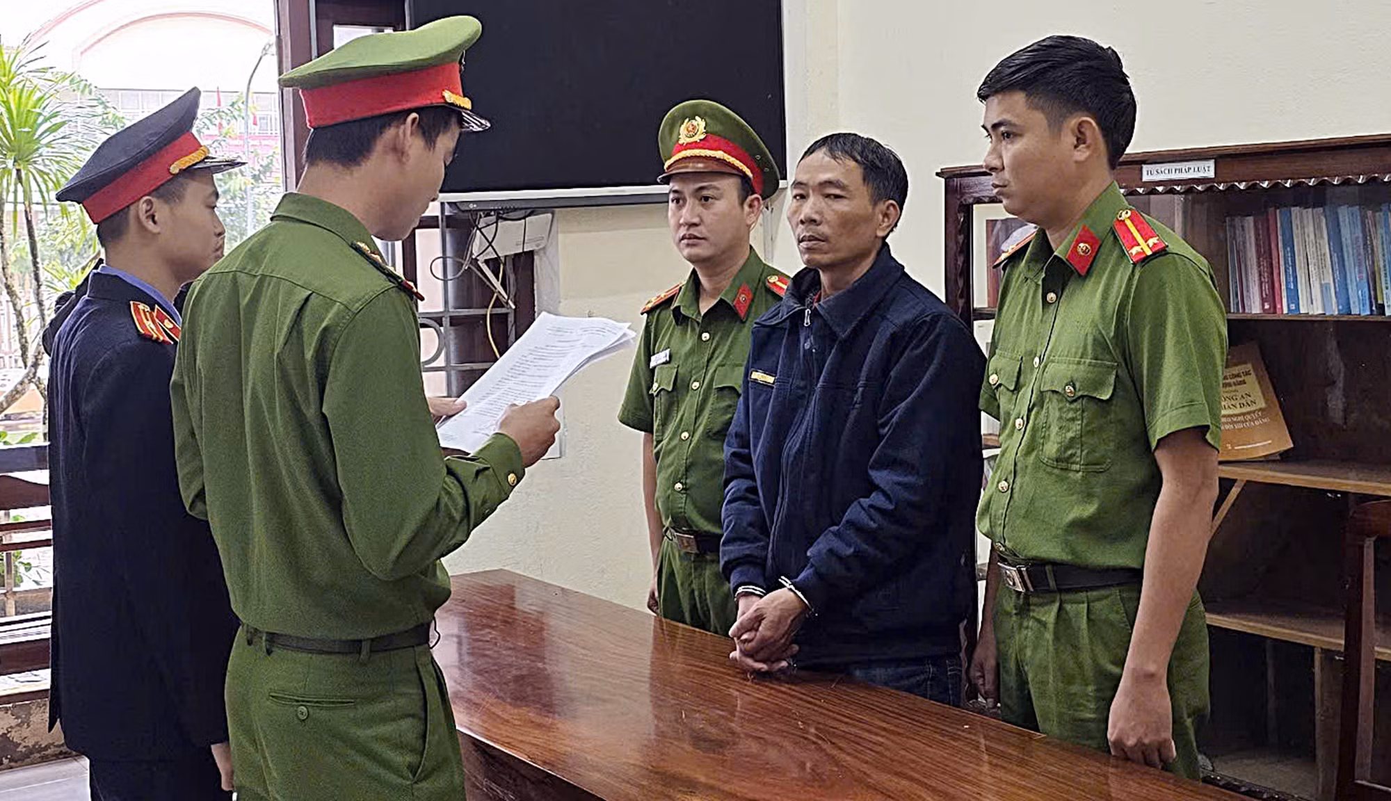 Khởi tố đối tượng hiếp dâm cháu bé 5 tuổi -0