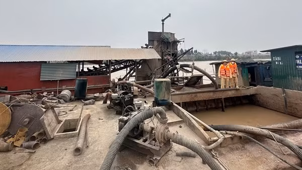Bắt giữ 12 tàu lợi dụng được cấp phép để khai thác cát ngoài khu vực mỏ