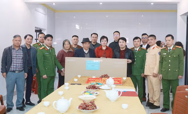 Khánh thành nhà “Nghĩa tình đồng đội” cho thân nhân liệt sĩ -2
