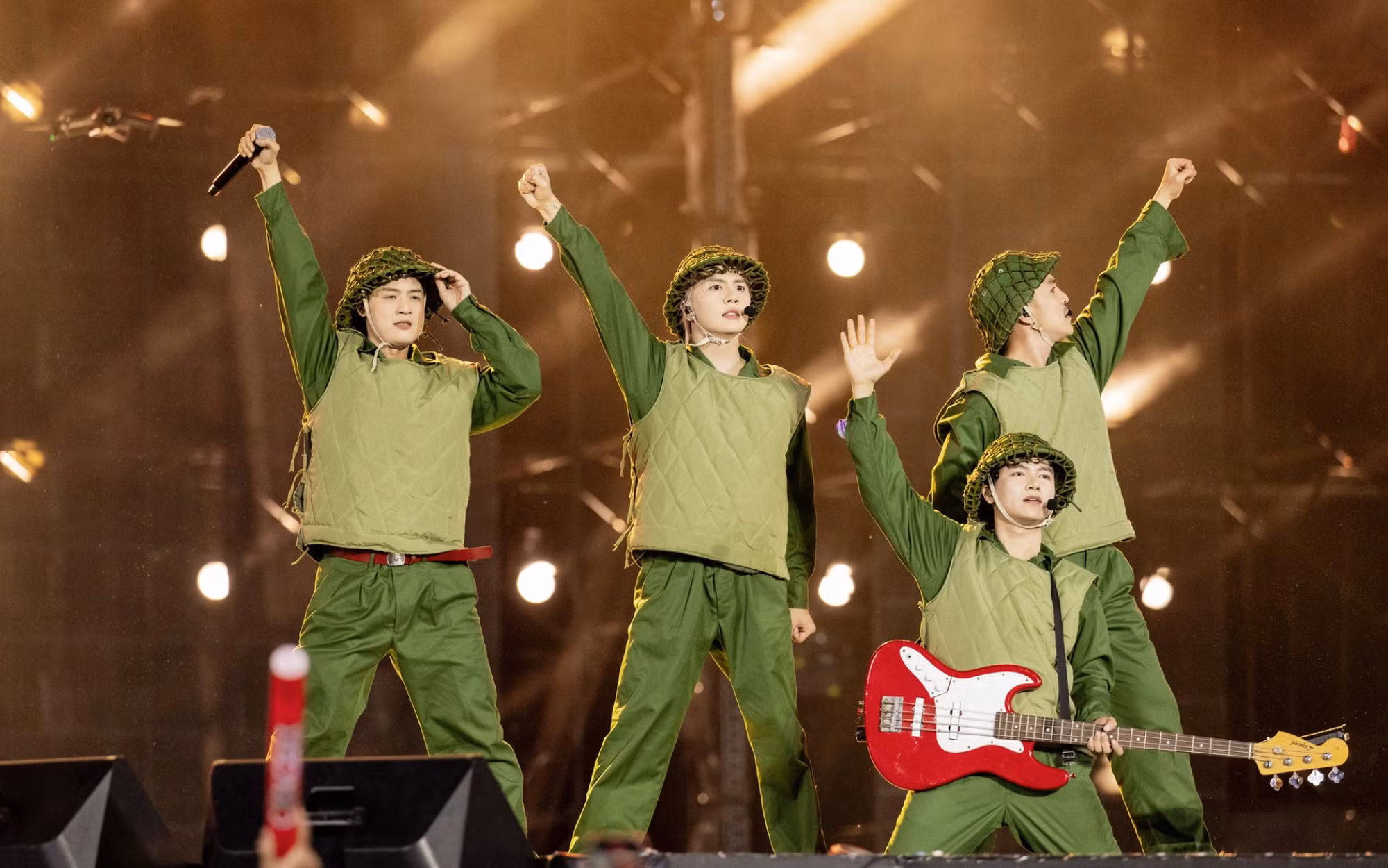 các nghệ sĩ biểu diễn tại concert anh trai vượt ngàn chông gai.jpg -0
