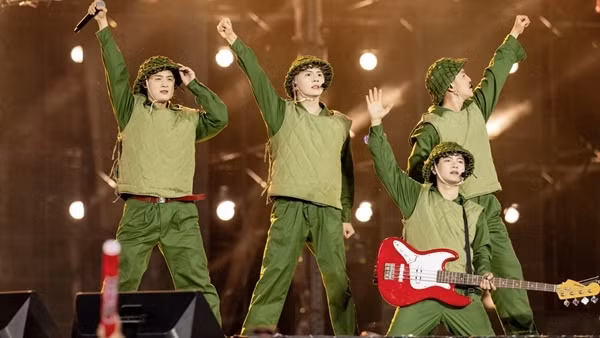 Thấy gì từ các show “Anh trai…”