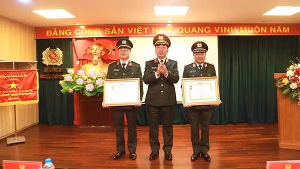 Đổi mới công tác, xây dựng đội ngũ cán bộ kiểm tra vững về pháp luật, giỏi về nghiệp vụ