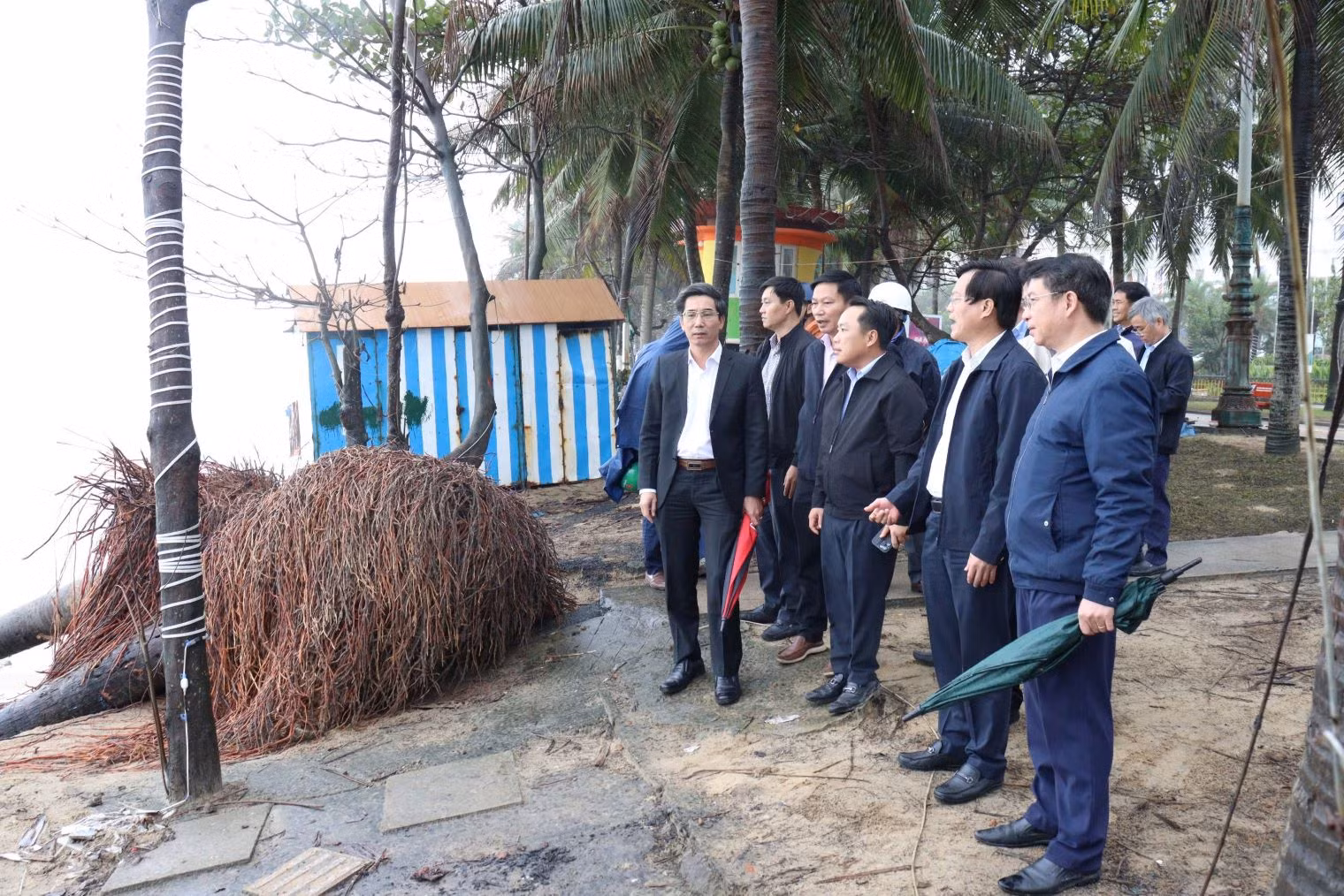 Đà Nẵng: Sẽ căng dây cảnh giới các vị trí sạt lở bờ biển đảm bảo an toàn cho người dân và du khách -1