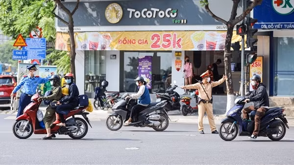 CSGT chốt trực phân luồng đón người dân trở về sau nghỉ lễ