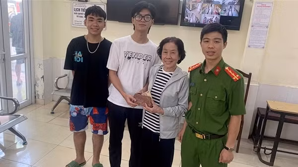 Hai nam sinh Đại học GTVT trả lại 6 triệu đồng nhặt được cho người đánh rơi