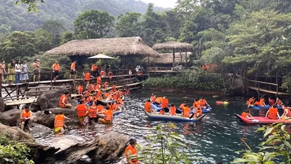Phong Nha - Kẻ Bàng thu hút đông du khách dịp nghỉ lễ 30/4-1/5