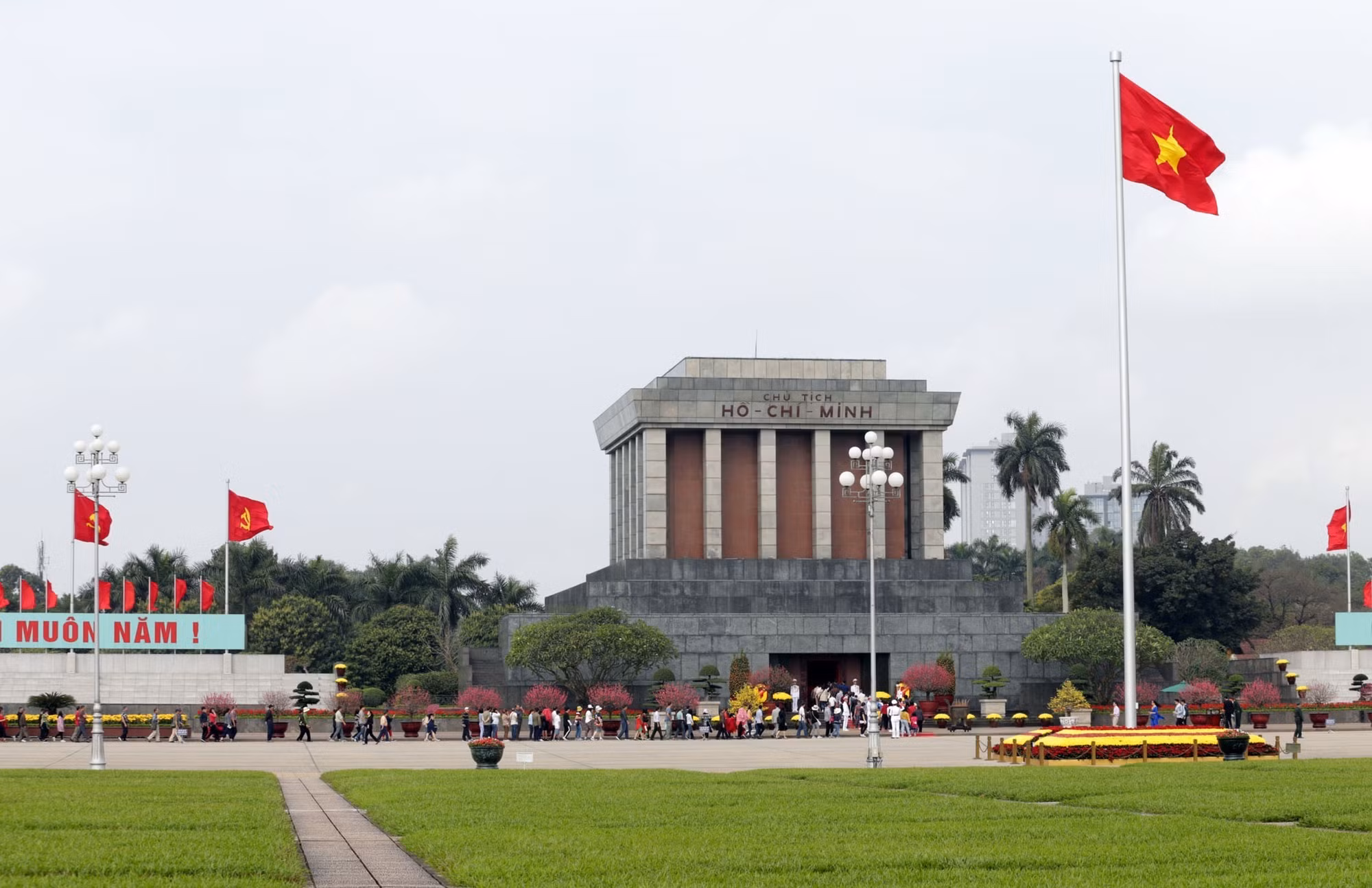 vna_potal_dau_xuan_nhieu_nguoi_dan_vao_lang_vieng_chu_tich_ho_chi_minh_va_tham_quan_bao_tang_ho_chi_minh__124748541_3709053.jpg -0