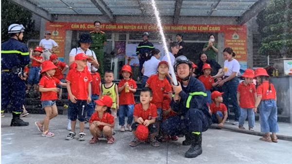 Sôi nổi chương trình trải nghiệm “Chúng em là lính cứu hoả”