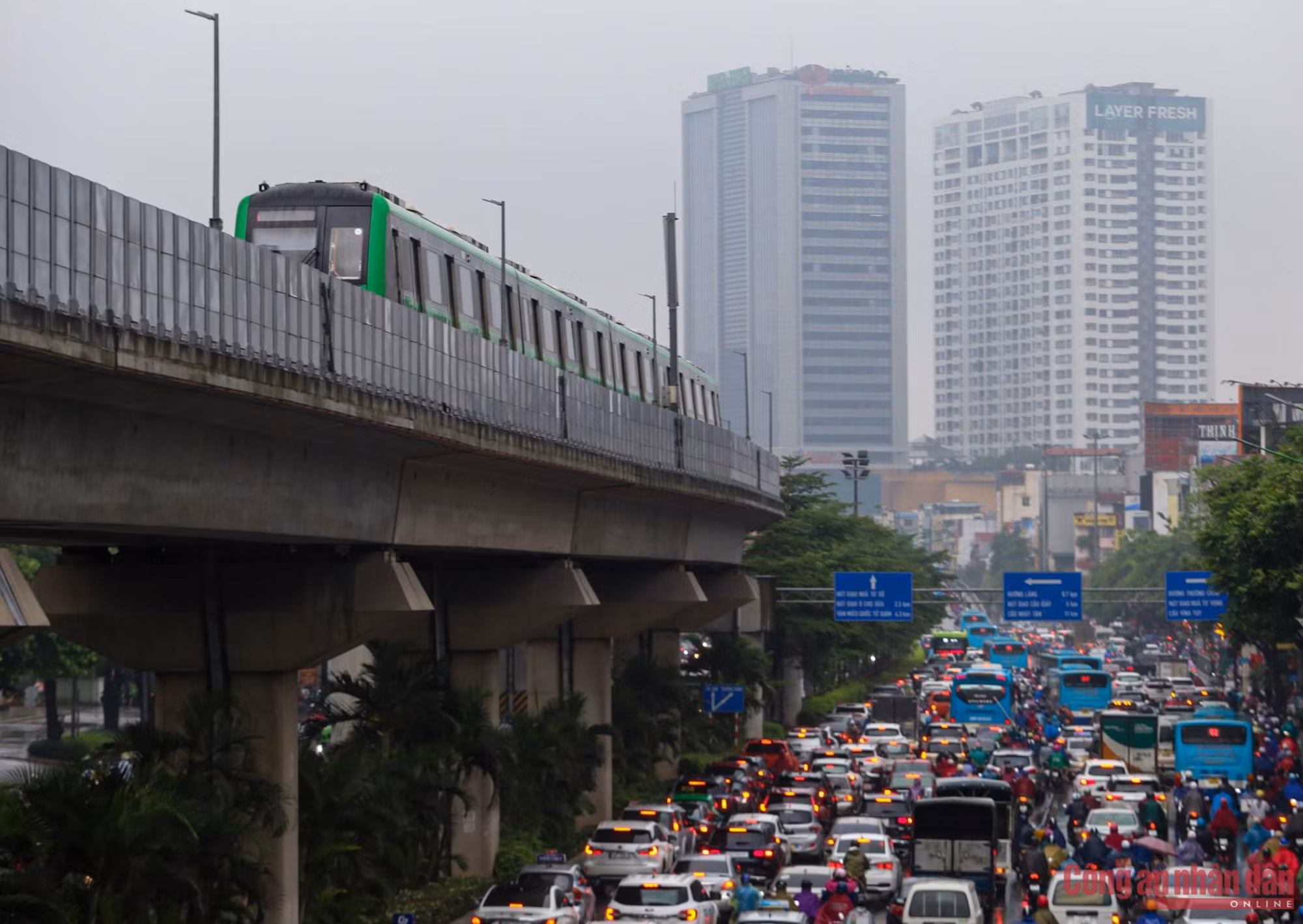 Hà Nội ùn tắc nghiêm trọng trong cơn mưa lớn ngày đầu tuần -1