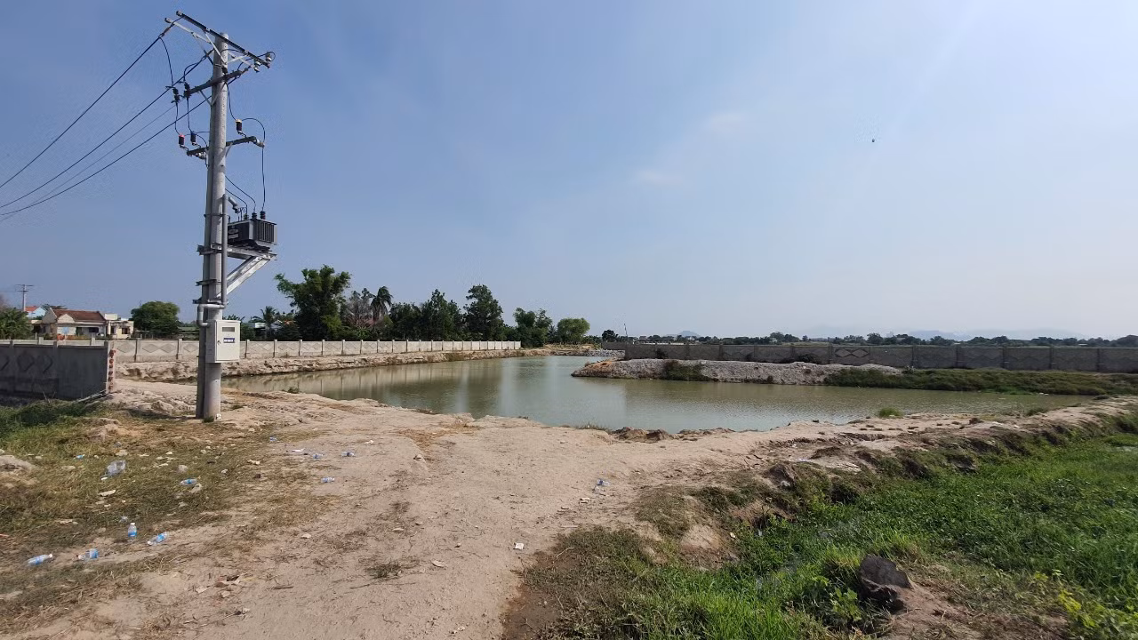 Trượt chân rơi xuống hồ dự trữ nước ngầm, một nữ sinh chết đuối -0