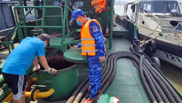 Tạm giữ tàu chở hàng chục nghìn lít dầu không rõ nguồn gốc