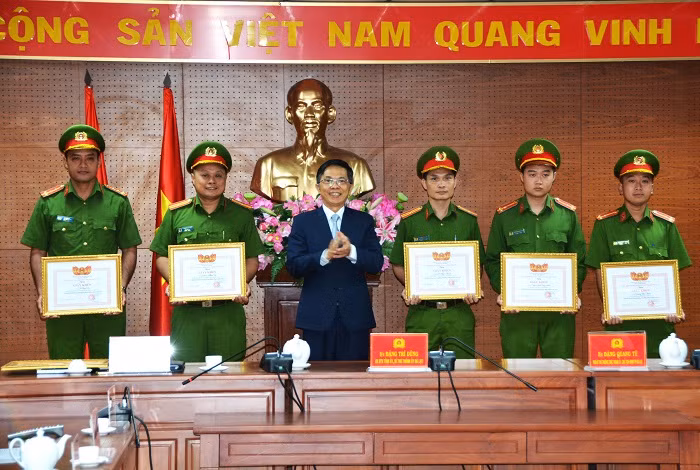 Khen thưởng CBCS lập thành tích xuất sắc trong lễ 30/4 -0