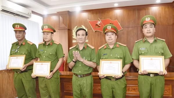 Công an tỉnh Cà Mau khen thưởng các cá nhân phá nhanh vụ giết người, cướp tài sản