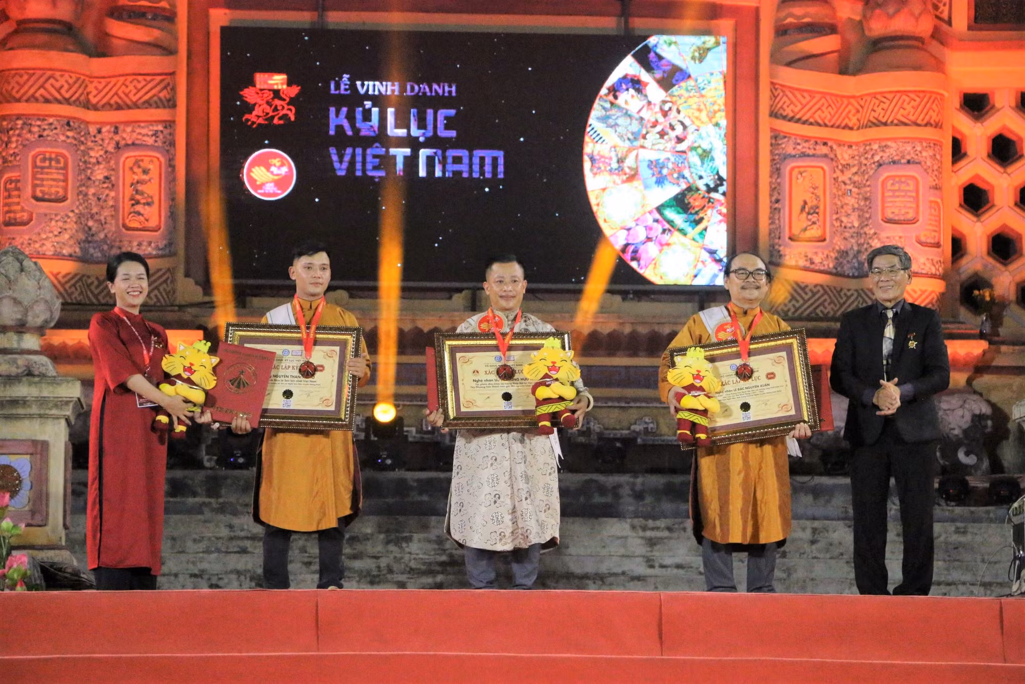 Nhiều kỷ lục Việt Nam được xác lập tại Festival Nghề truyền thống Huế 2023 -0