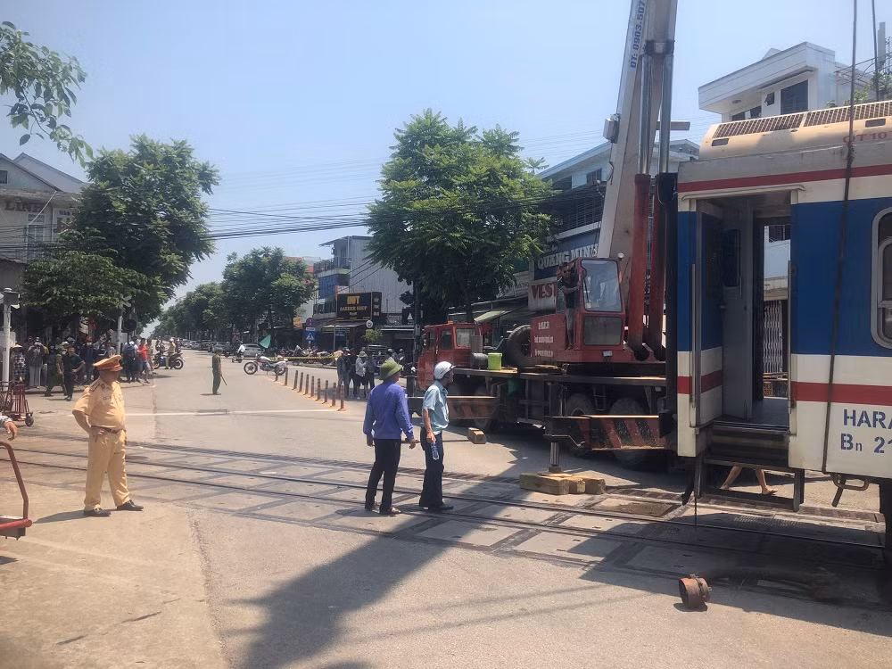 Tàu SE1 chở 355 hành khách bị trật đường ray ngay trung tâm thành phố Huế -0