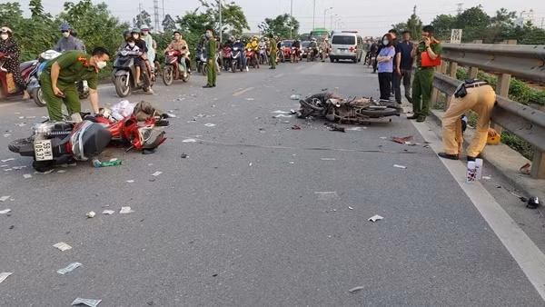 Hai xe máy va chạm trên QL1A, hai người tử vong