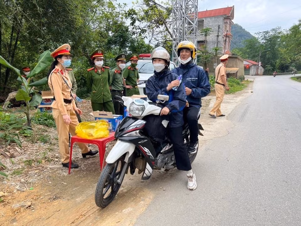 Người dân xúc động với tình cảm của CBCS Công an trên đường trở về sau kỳ nghỉ lễ -1