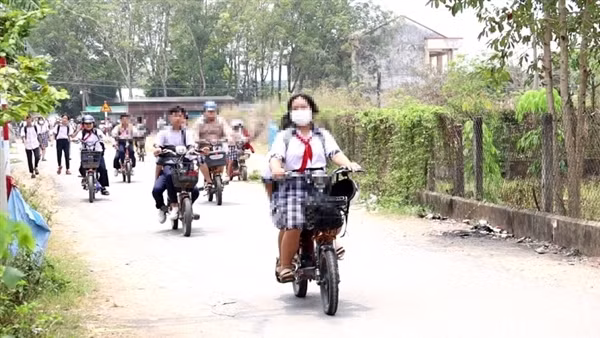 Nguy cơ tai nạn giao thông vì học sinh điều khiển xe đạp và xe máy điện