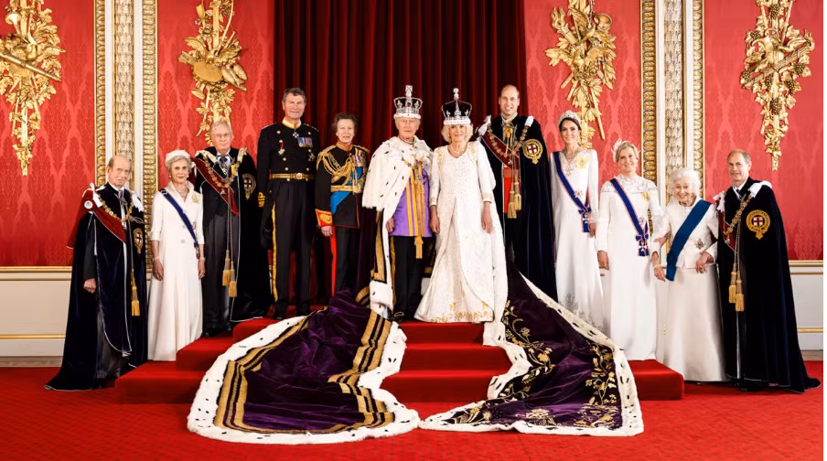 Bức ảnh chân dung đăng quang chính thức của Vua Charles III -0