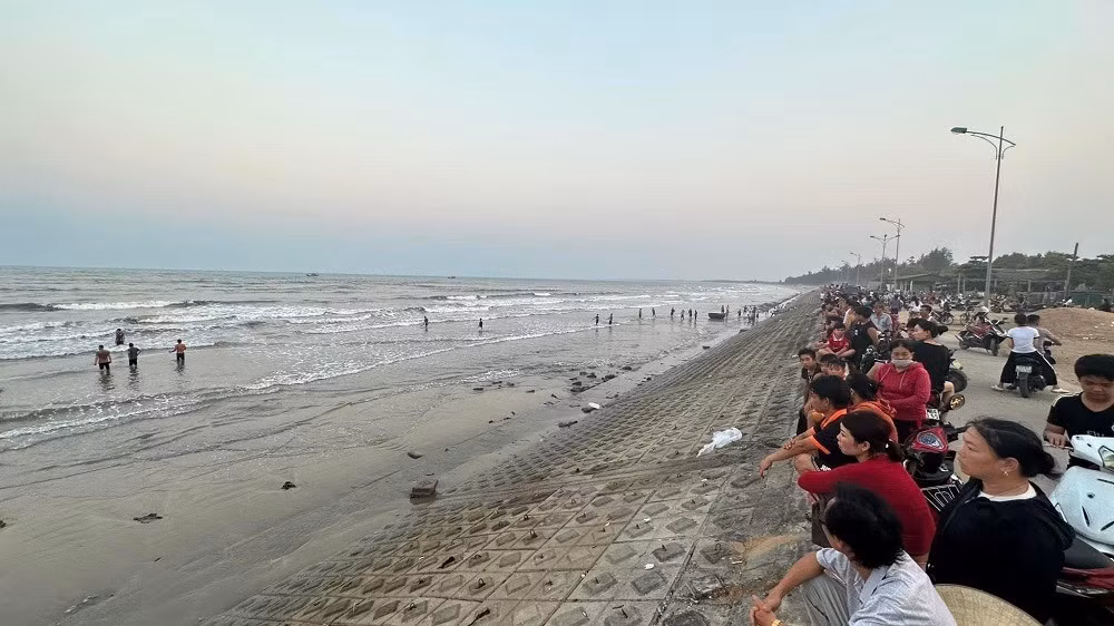 Đi tắm biển 2 người không may bị sóng cuốn chìm -0