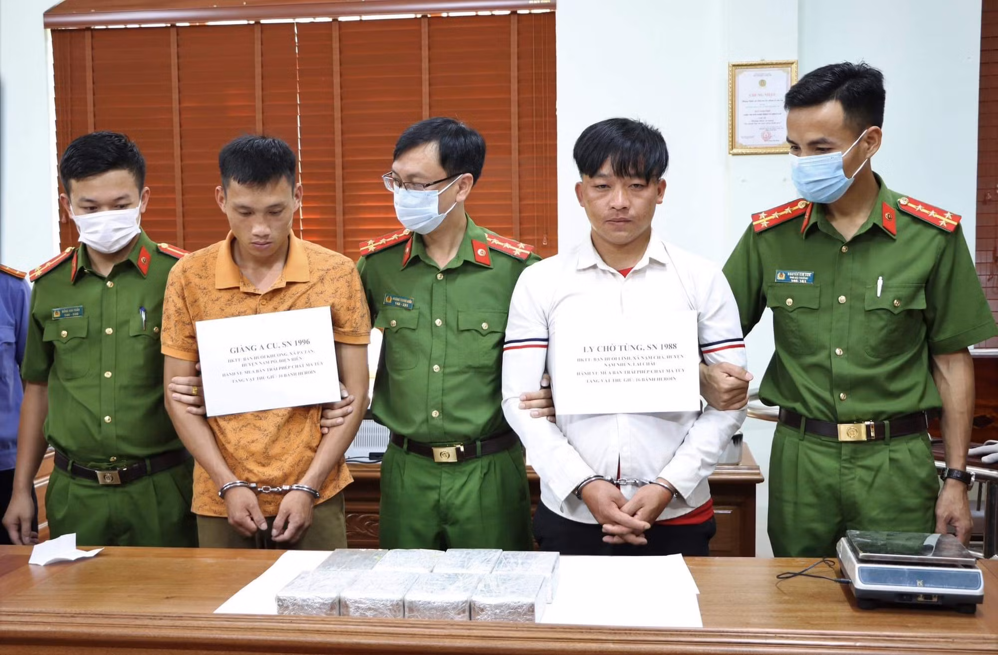 Bắt 2 đối tượng mua bán trái phép 16 bánh heroin -0