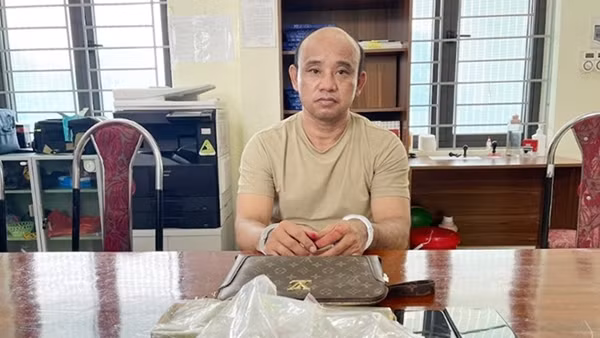 Thuê taxi từ Hà Nội lên Điện Biên "ôm" 2 bánh heroin