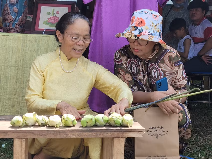 Nghệ nhân ưu tú Phan Thị Thuận: Dệt lụa từ tơ sen -0