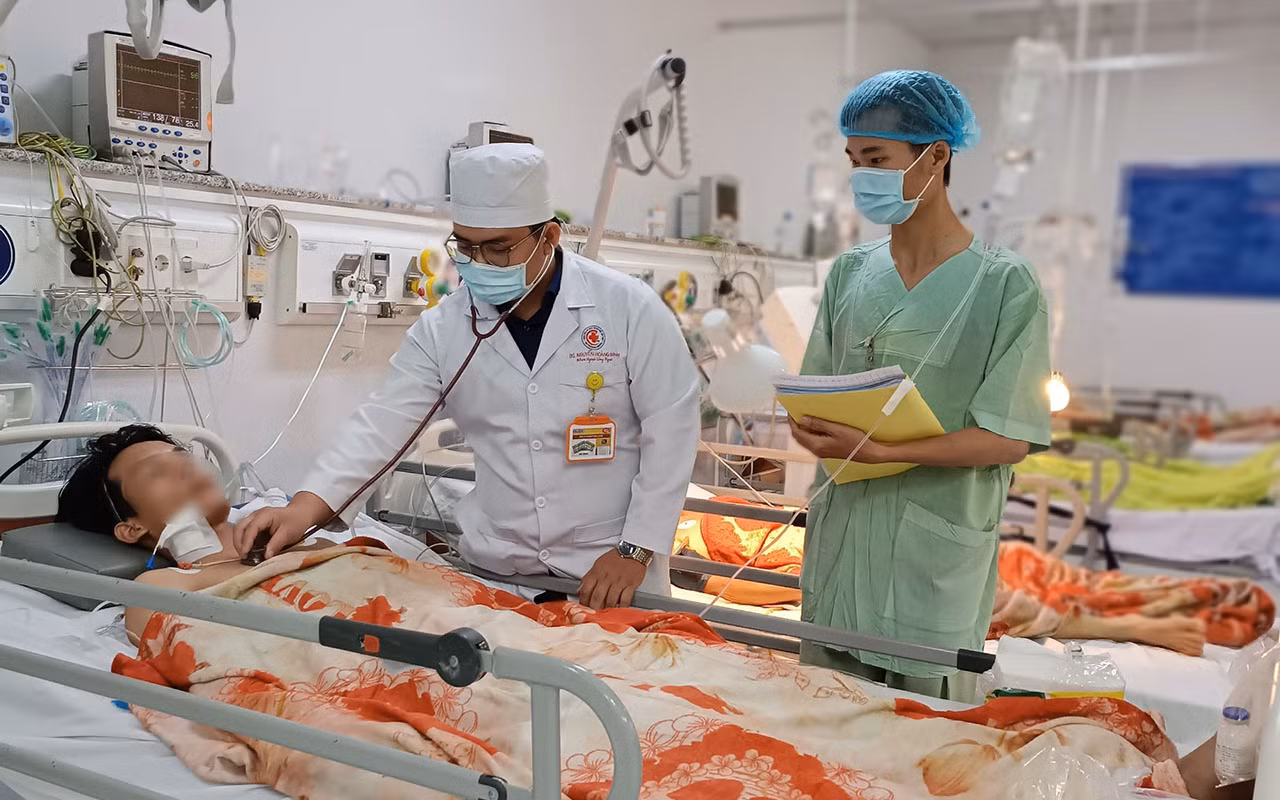 Nam sinh bị bạn đâm thủng tim -0