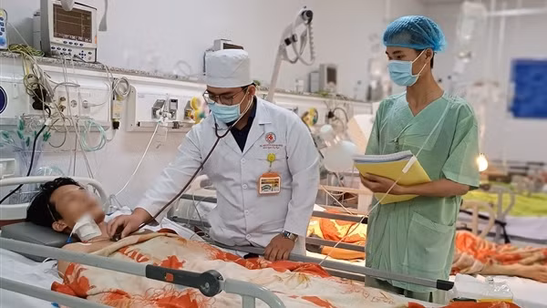 Cứu sống nam sinh viên bị bạn đâm thủng tim