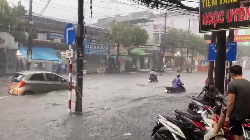 Giao thông bị ngập và hơn 7.600 hộ dân mất điện sau cơn mưa lớn đầu mùa -0