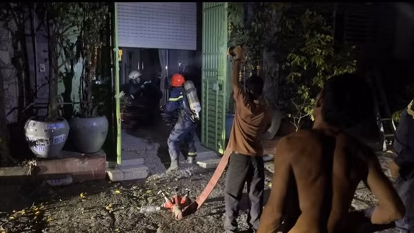 Cứu cụ bà 80 tuổi thoát khỏi đám cháy