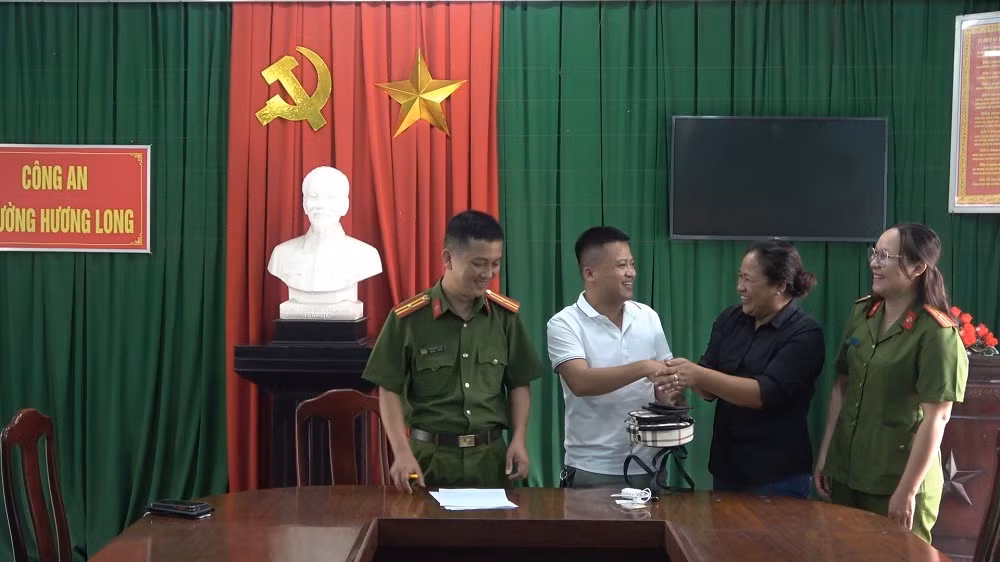 Trao trả lại tài sản cho du khách bị thất lạc -0