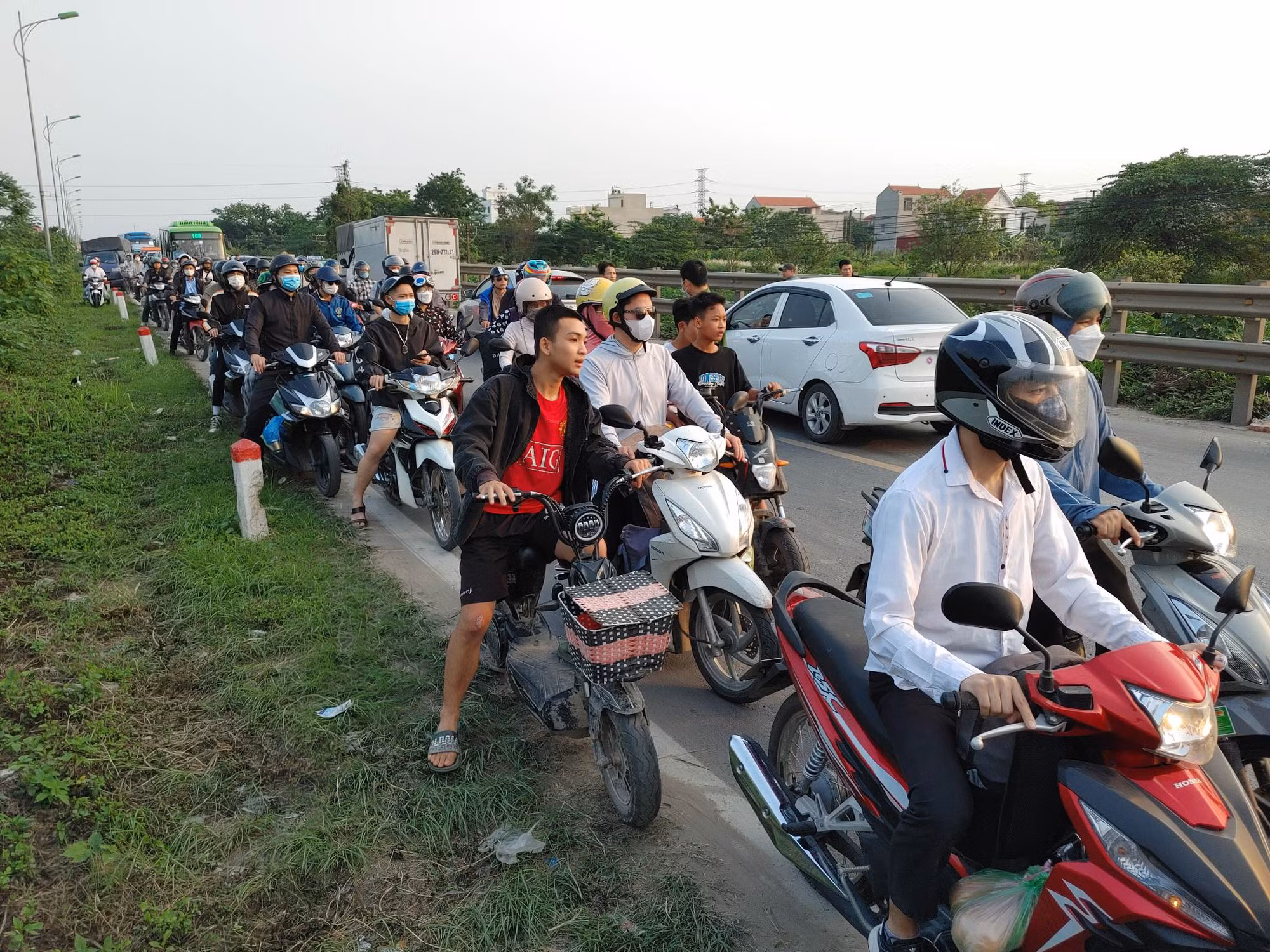 Hai xe máy tông nhau, hai người tử vong -0