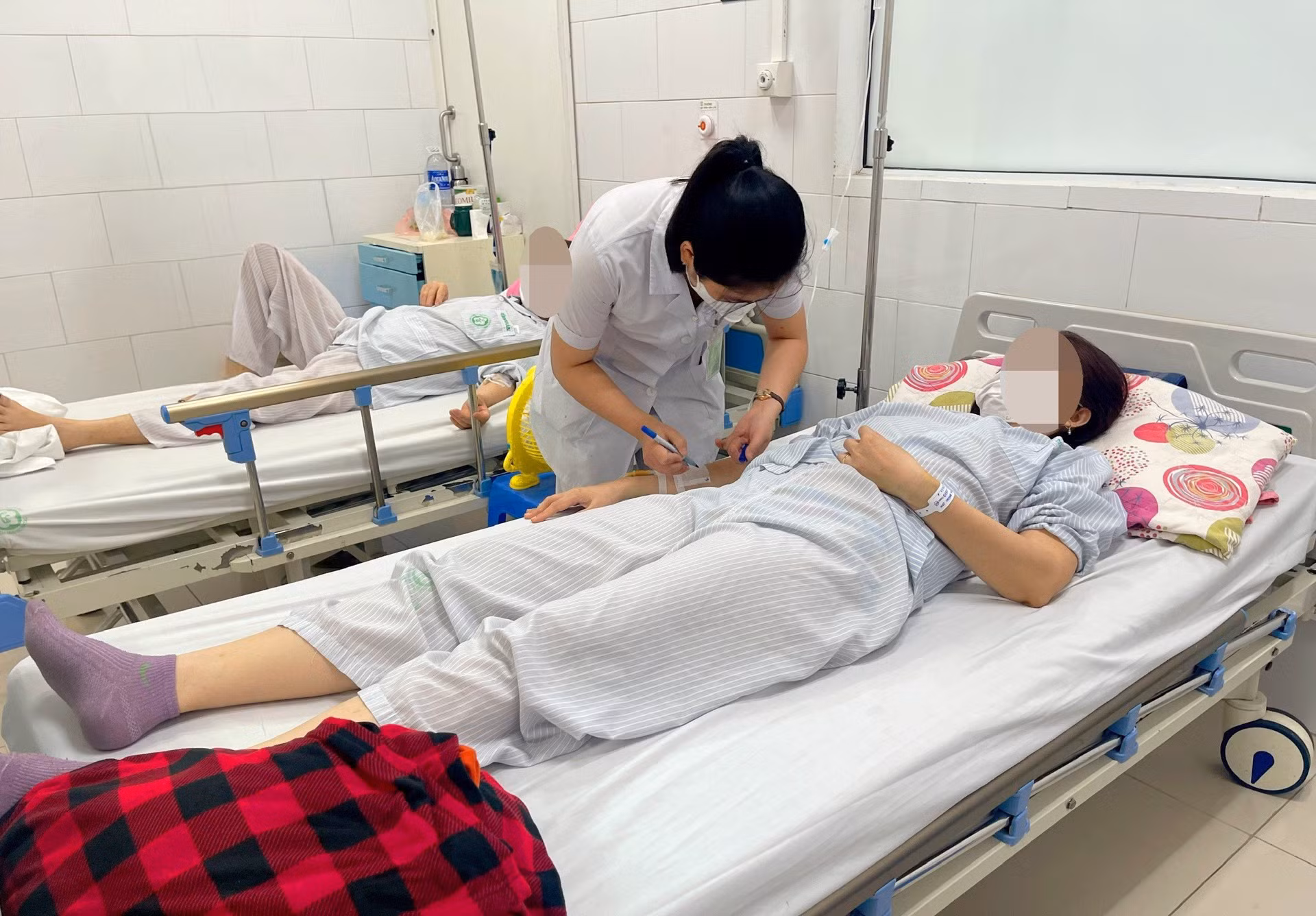 Mua bột màu về chế biến món nem rán, hai mẹ con bị ngộ độc -0