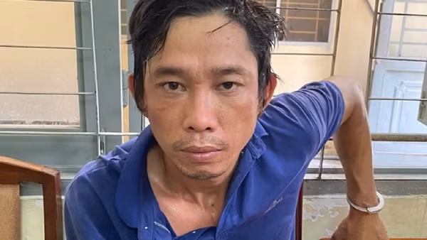 Cướp điện thoại, tông 2 học sinh rồi móc dao đe dọa người truy đuổi