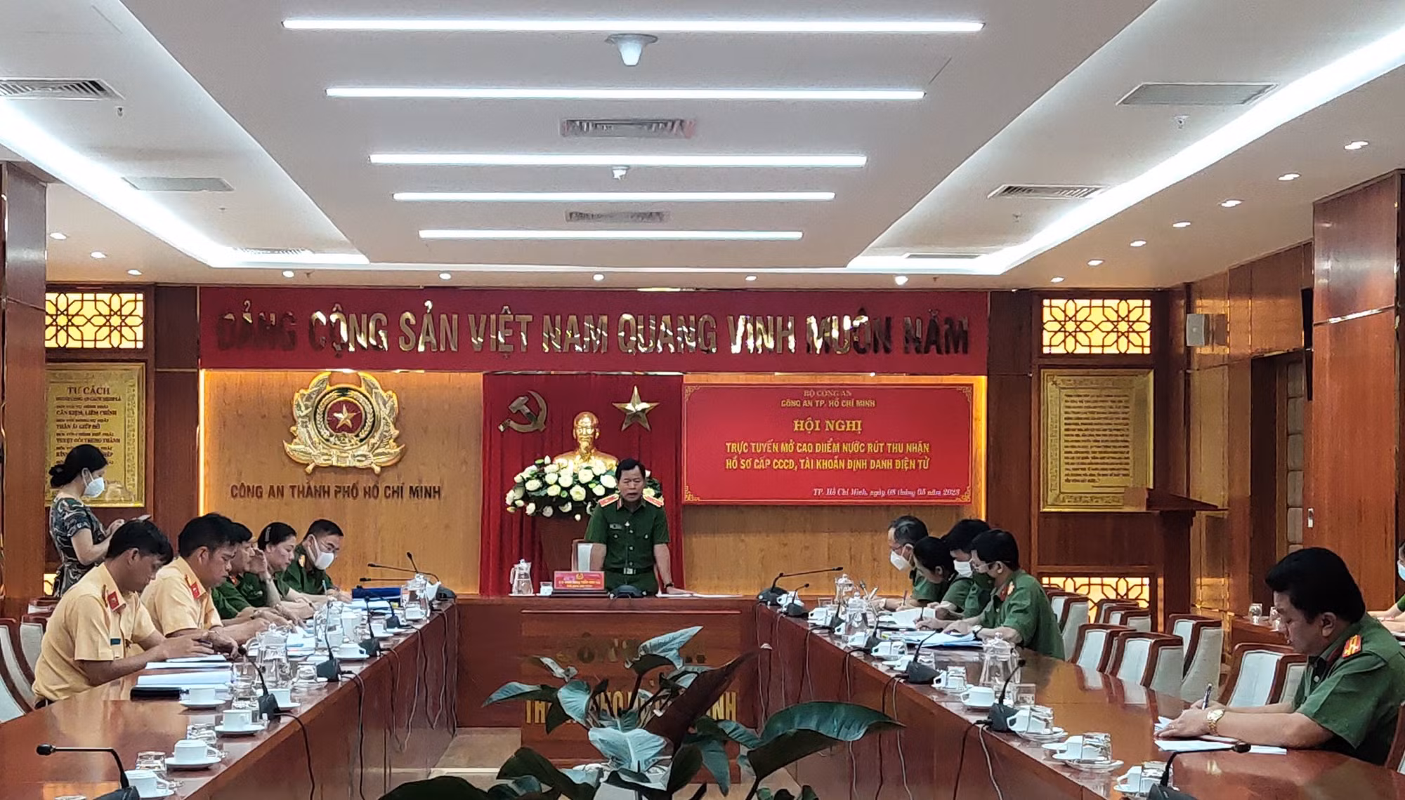 Công an TP Hồ Chí Minh mở cao điểm nước rút cấp CCCD, tài khoản định danh điện tử -0