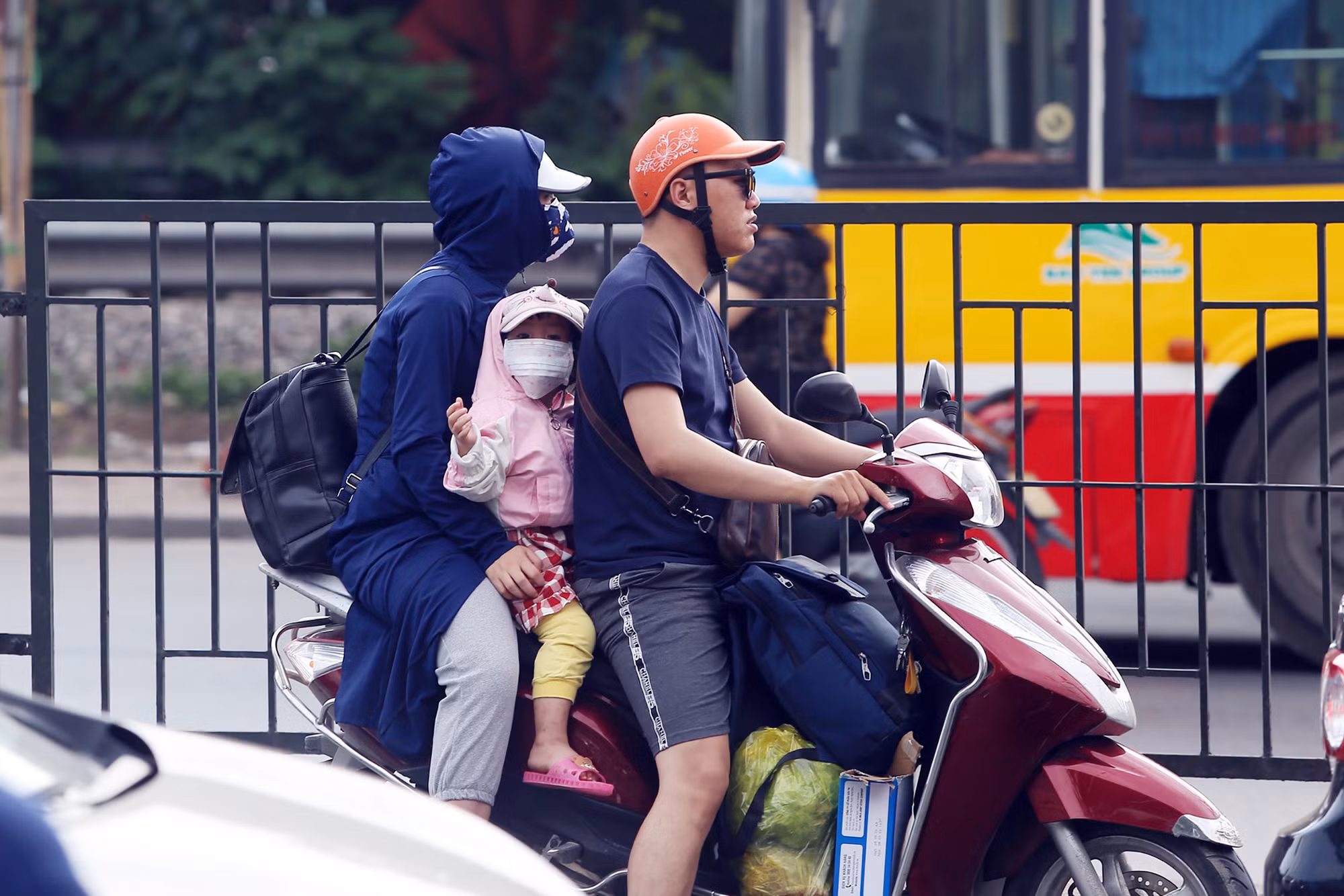 Người dân dính tắc đường ở cửa ngõ dù trở về Hà Nội sớm -4