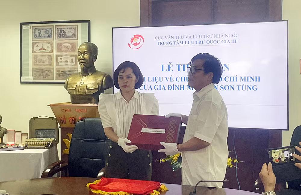 Tiếp nhận nhiều tài liệu quý của nhà văn Sơn Tùng về Bác Hồ -0