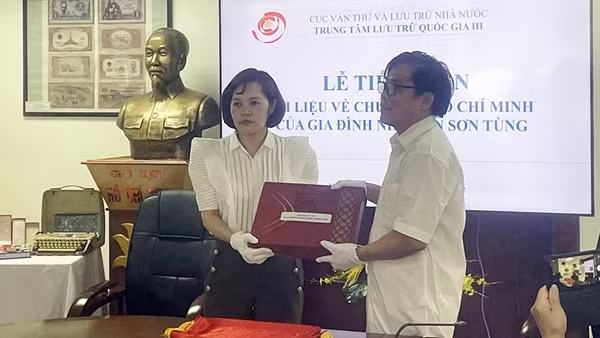 Tiếp nhận nhiều tài liệu quý của nhà văn Sơn Tùng về Bác Hồ