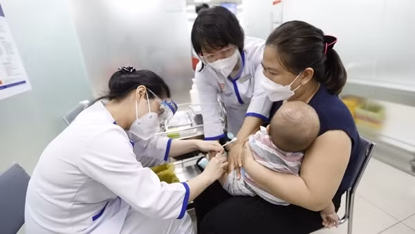 Trẻ “không vaccine”, nguy cơ bùng phát dịch