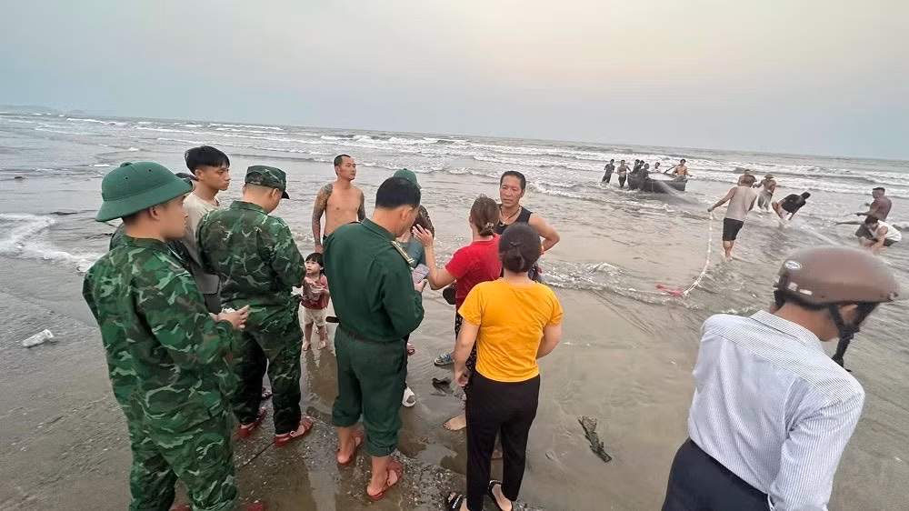 Đi tắm biển 2 người không may bị sóng cuốn chìm -0
