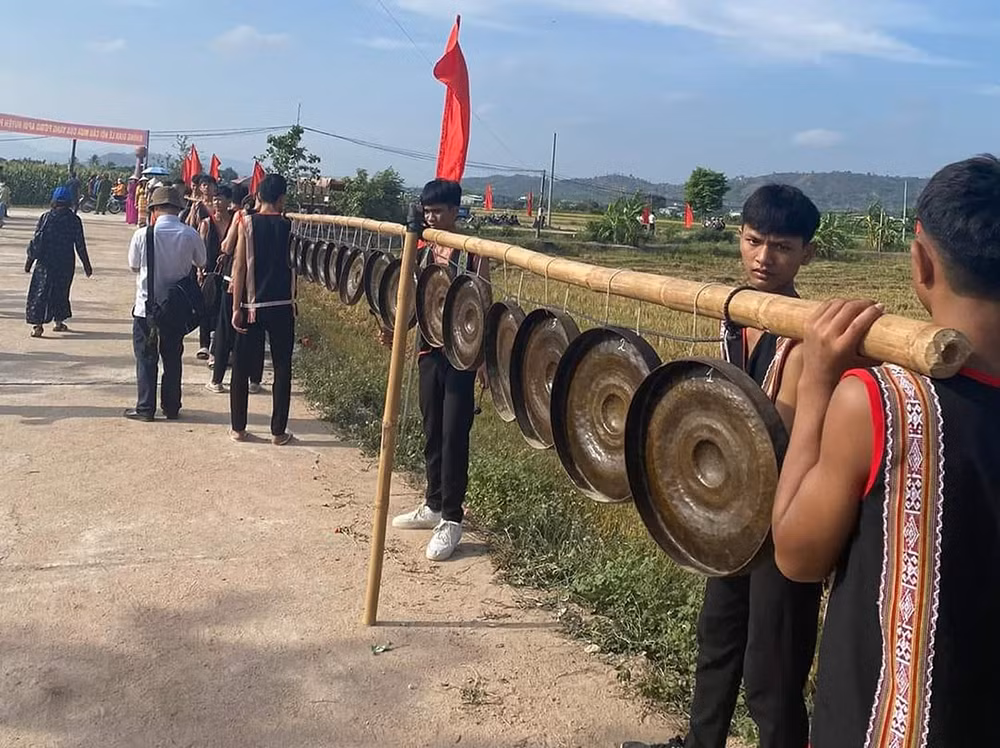 Cầu mưa trên đỉnh núi thần -0